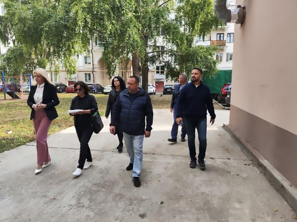 Стену многоэтажки и дверь в подъезд обновят в Воскресенке по просьбе жителей
