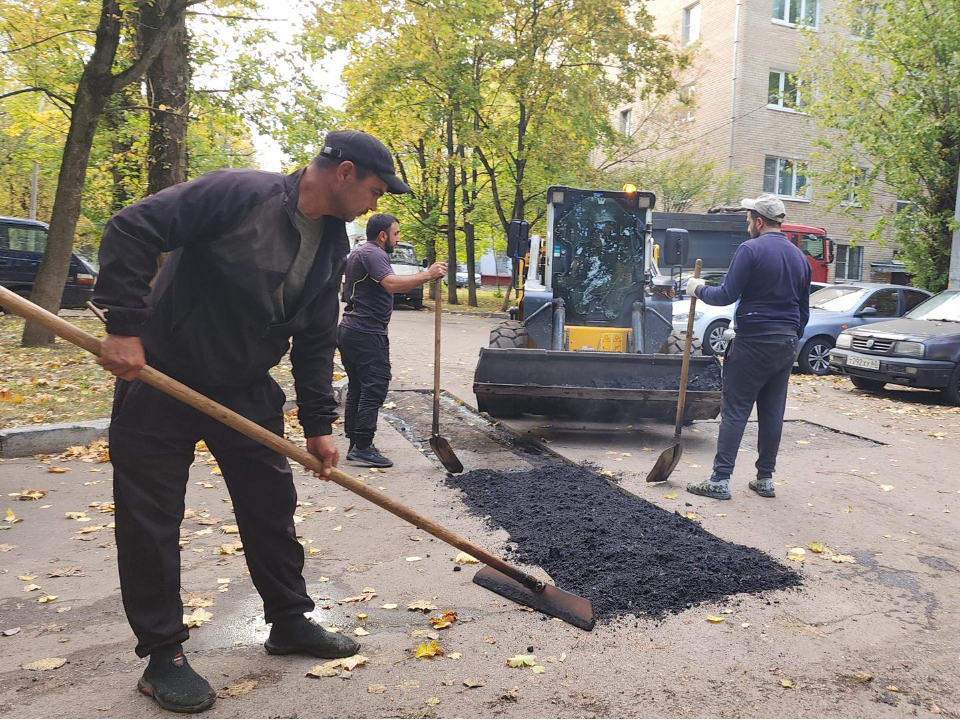 Во дворах домов по улице Зеленой ликвидировали ямы