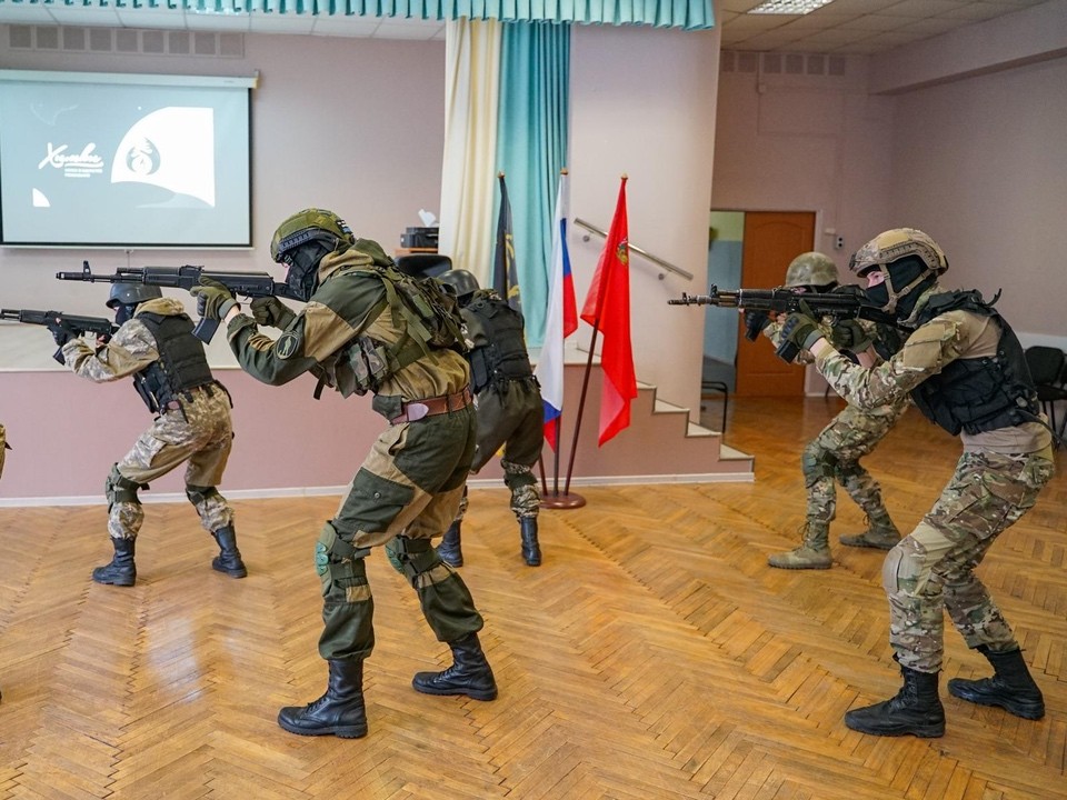 Химкинским школьникам ко Дню ОМОНа ветеран боевых действий продемонстрирует свои навыки