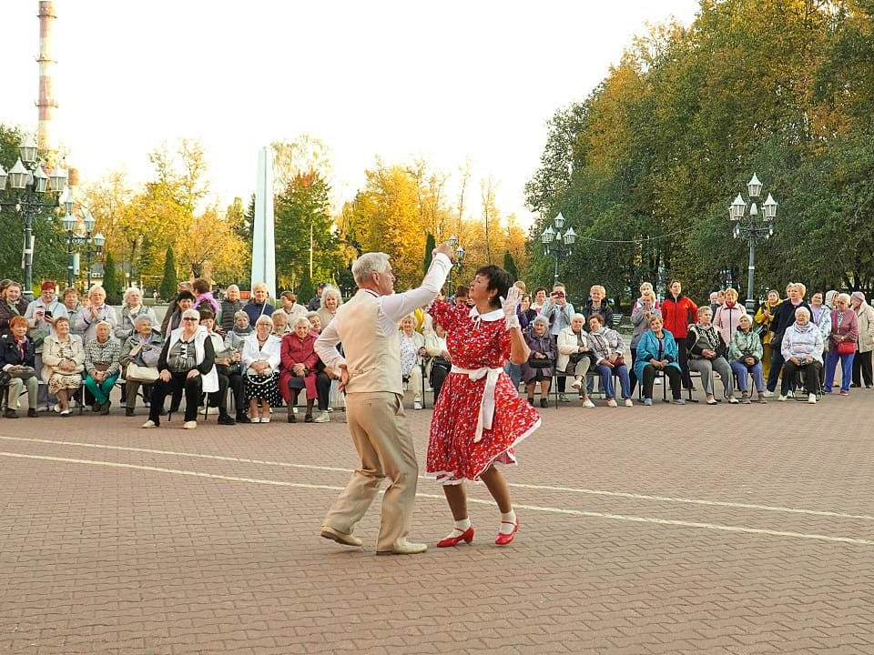 Участники клуба 45+ «Подружка» потанцевали у дворца культуры в Чехове