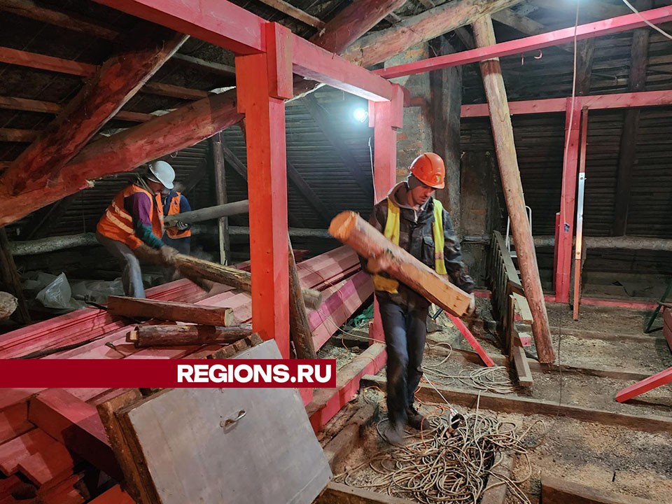 В деревне Красная Гора обновили крыши многоэтажек