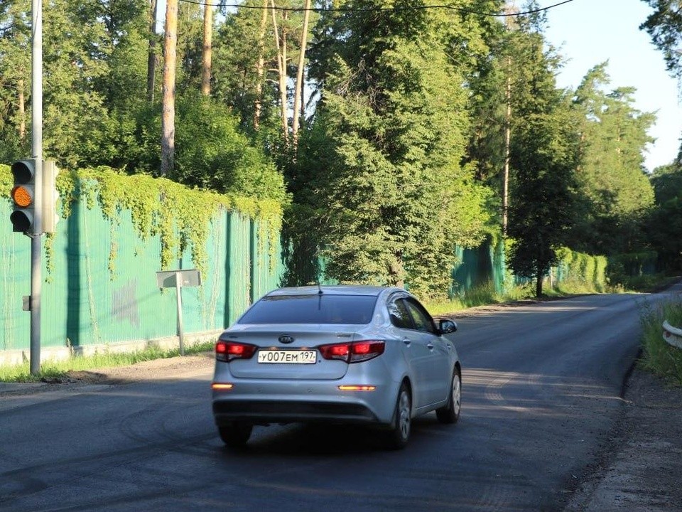 В селе Перхушково на Можайском шоссе отремонтировали дорожные знаки