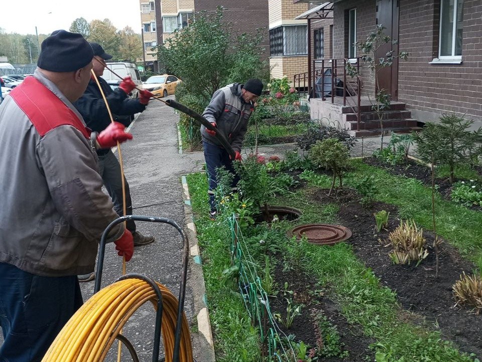 Коммунальщики устраняют последствия потопа в лифте многоэтажки в микрорайоне Супонево