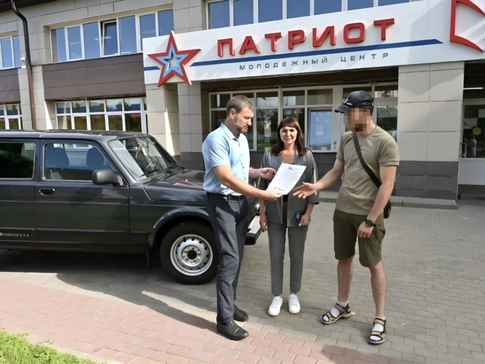 Участнику СВО передали автомобиль для выполнения боевых задач