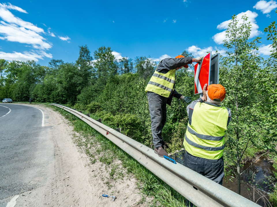 На дорогах авиаграда отремонтировали ограждения и знаки