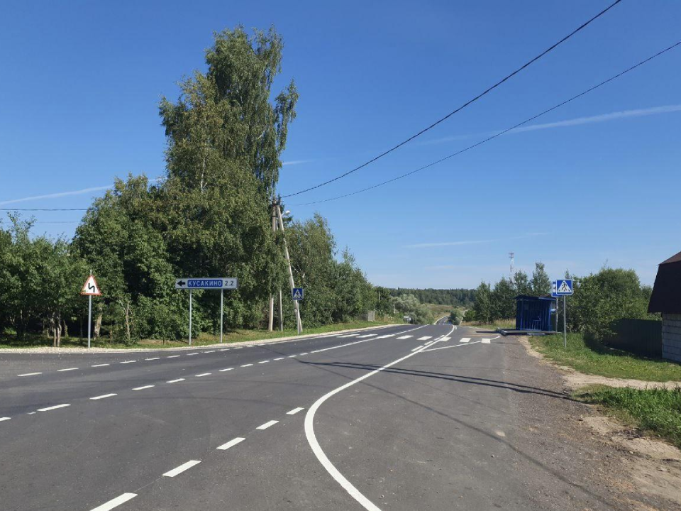 На дорогах Волоколамского округа отремонтировали дорожные знаки и опилили аварийные деревья