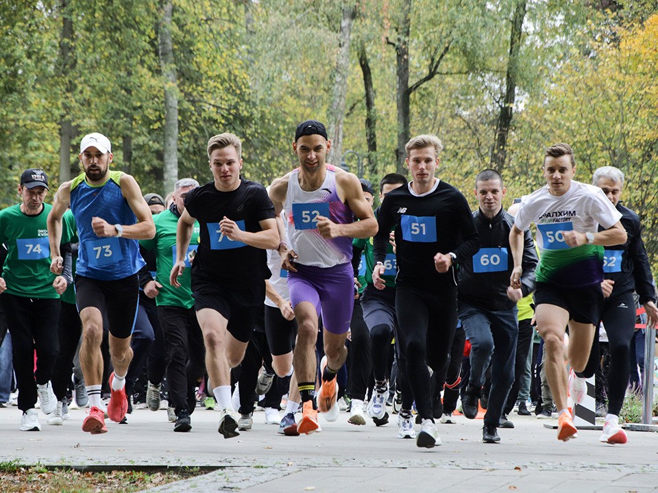 Свыше 200 спортсменов пробежали версту в парке Кривякино