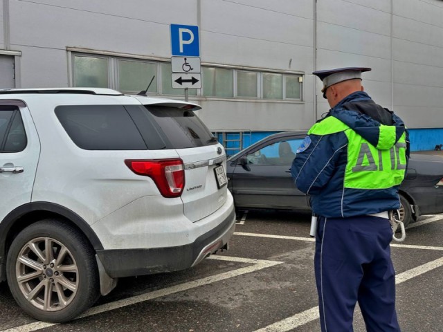 На Горьковском шоссе фура снесла легковушку в кювет