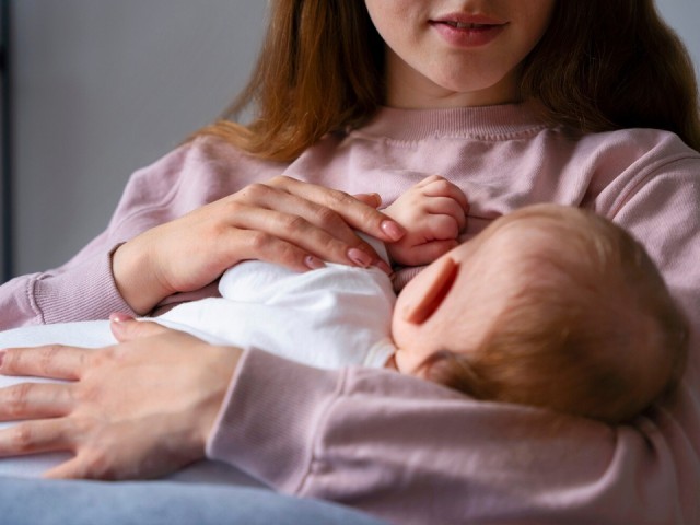 Мать брошенной в аэропорту Антальи малышки хочет вернуться с ней на родину