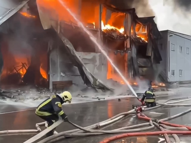 МЧС: огонь со склада перекинулся на соседнее здание