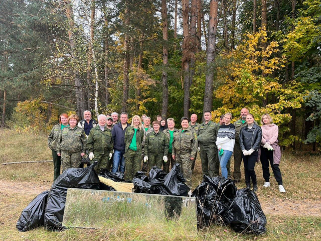 Больше двух «кубов» мусора вывезли после субботника в Городском бору Серпухова