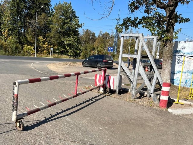 «Нам срочно нужен шлагбаум»: во дворе дома на Маршала Неделина решат проблему с парковкой