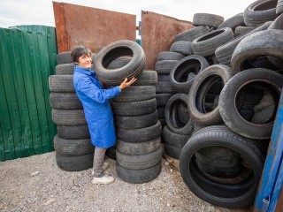 Работник «Мегабака» в Кашире учит посетителей правильно выбрасывать отходы