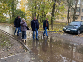 На улице Партизан в Тучкове ликвидируют подтопление проезда