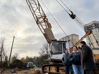 В Лобне проверили прочность свай пешеходного перехода на улице Кольцевая