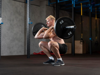 «Выносливый присед» со штангой в 60 кг более  35 раз сделал раменский атлет