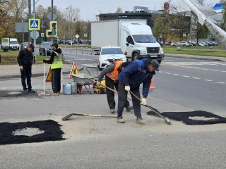 На одном из перекрестков Жуковского отремонтировали дорожное покрытие вокруг люков