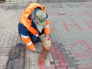 Надпись-поздравление с рождением сына с тротуара пришлось оттирать щелковским коммунальщикам