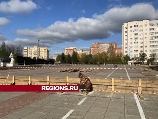 На главной площади в Истре начали сооружать каток