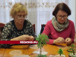 Пенсионеров из Лобни научили делать поделки из бисера на осеннюю тему