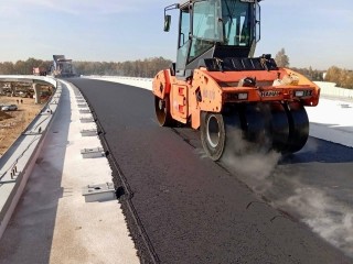 В Лобне укладывают асфальт на путепроводе через Рогачевское и Краснополянское шоссе