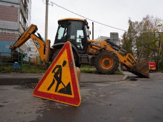 Коммунальщики устраняют прорыв горячей воды в подвале жилого дома на улице Энергетиков