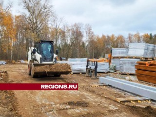 На набережной Суворовских прудов в Лосино-Петровском рабочие приступили к укладке плитки