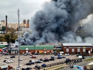 Очевидцы сообщают о взрывах в горящем рынке в Ногинске