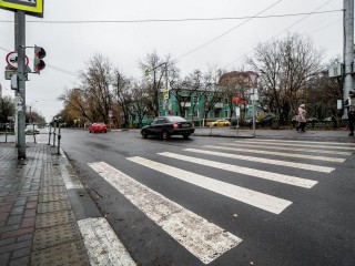 Знаки и ограждения отремонтировали в Долгопрудном для безопасности водителей и пешеходов