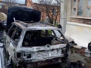 Спасатели потушили горящий автомобиль в деревне Дубровка