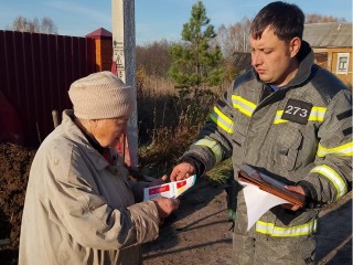 Пожарные напомнили о правилах безопасности жителям деревни Першино