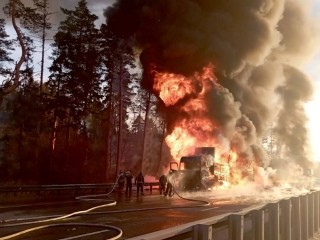 Два грузовика горят под Ногинском