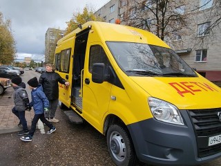 Детей из 12 деревень доставляют в Часцовскую школу на новых автобусах