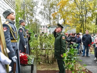 Мемориальную доску участнику СВО Николаю Андрееву открыли в Балашихе