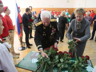 В школе имени Чехова открыли «Парту героя» в память о бойце ВОВ