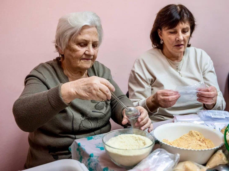 Как инициативная группа женщин микрорайона Авиационный поддерживает бойцов СВО