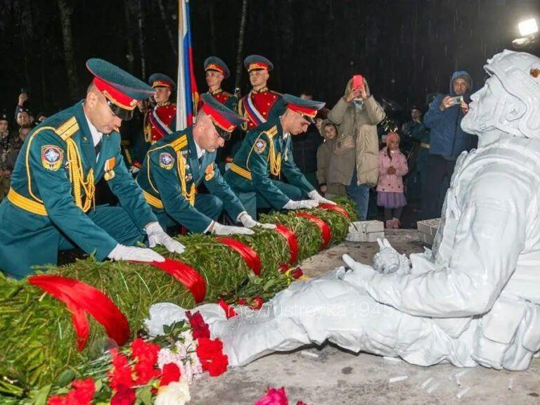 Электростальцы несут цветы к новому памятнику, воздвигнутому в честь героев СВО