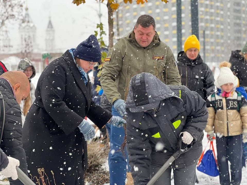 Химчане высадили живую изгородь в виде пятиконечной звезды в память о героях войны