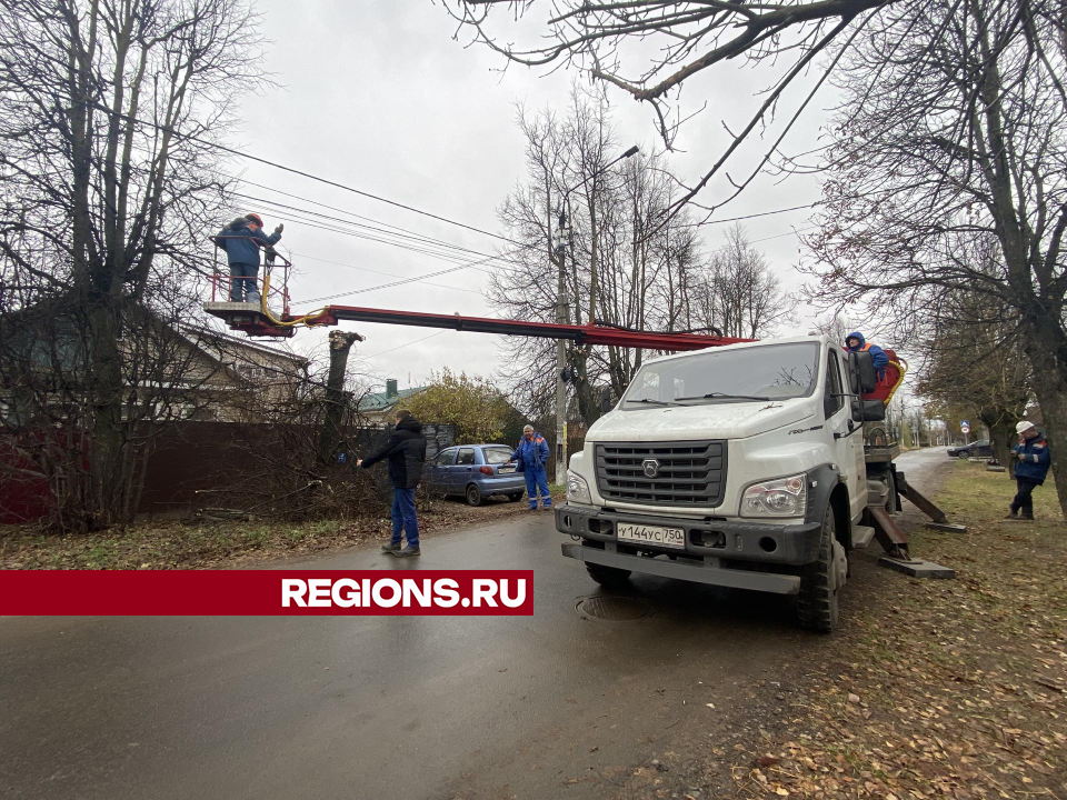 На улице Рябкина отпилили ветки деревьев, которые задевали электропровода