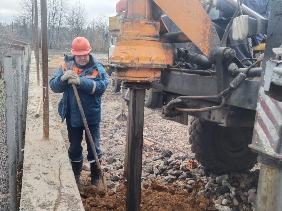 К новой линии электропередачи на Комсомольской улице начали подключать торговые объекты