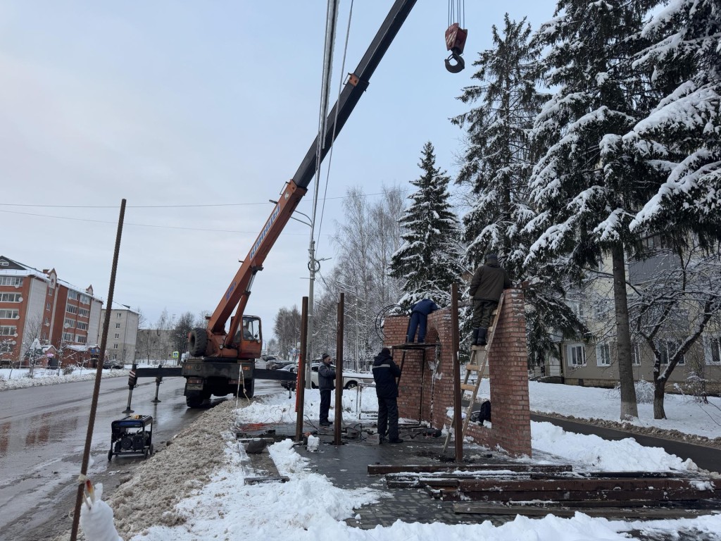 В центре Шаховской возвели каркас для нового остановочного павильона