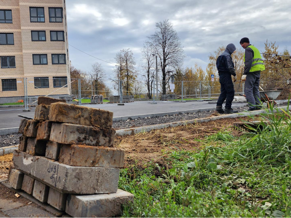 В микрорайоне Западный расширили остановку и обновляют тротуар