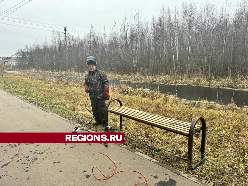 Коммунальщики в Шаховской установили новую лавочку на месте бесследно исчезнувшей