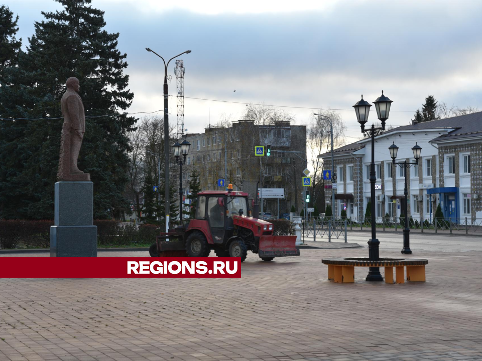 Коммунальщики почистили от листьев и грязи центр поселка Лотошино