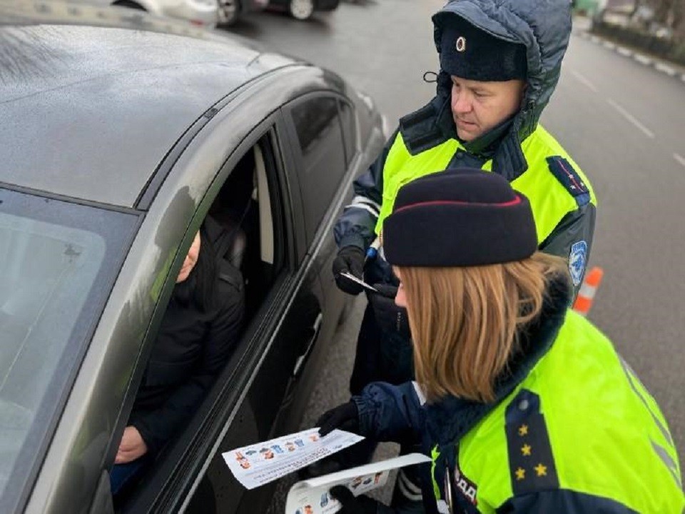 Водителям Павловского Посада выдали памятки о правилах перевозки детей до 12 лет