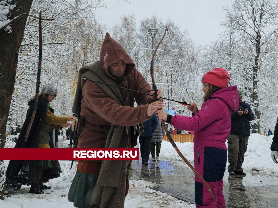 Пострелять из лука и даже метнуть копье смогли жители Химок на празднике в парке