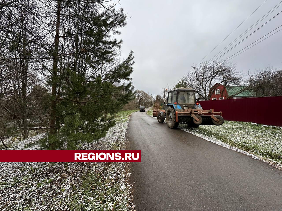 Коммунальщики очистили скользкую дорогу в поселке Манихино