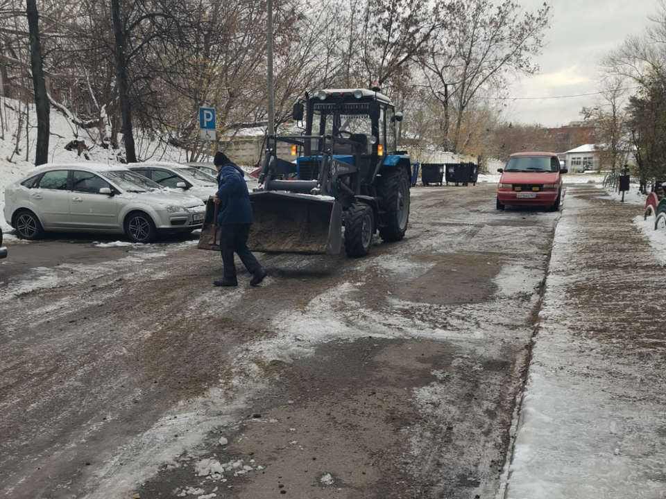 Борьбу с наледью для безопасности дзержинцев ведут противогололедными материалами