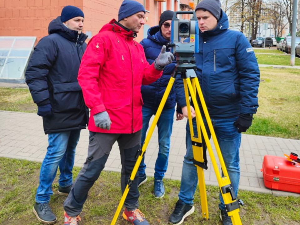 Сотрудников Мособлконтроля научили пользоваться тахеометром