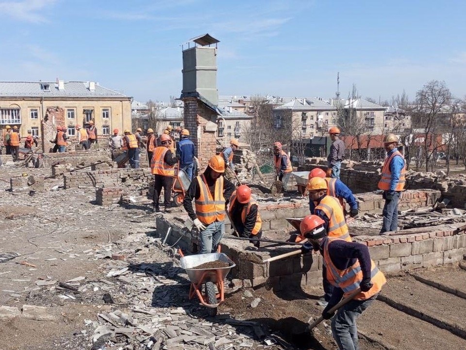 В Мариуполе продолжается восстановление дома под контролем подмосковных специалистов